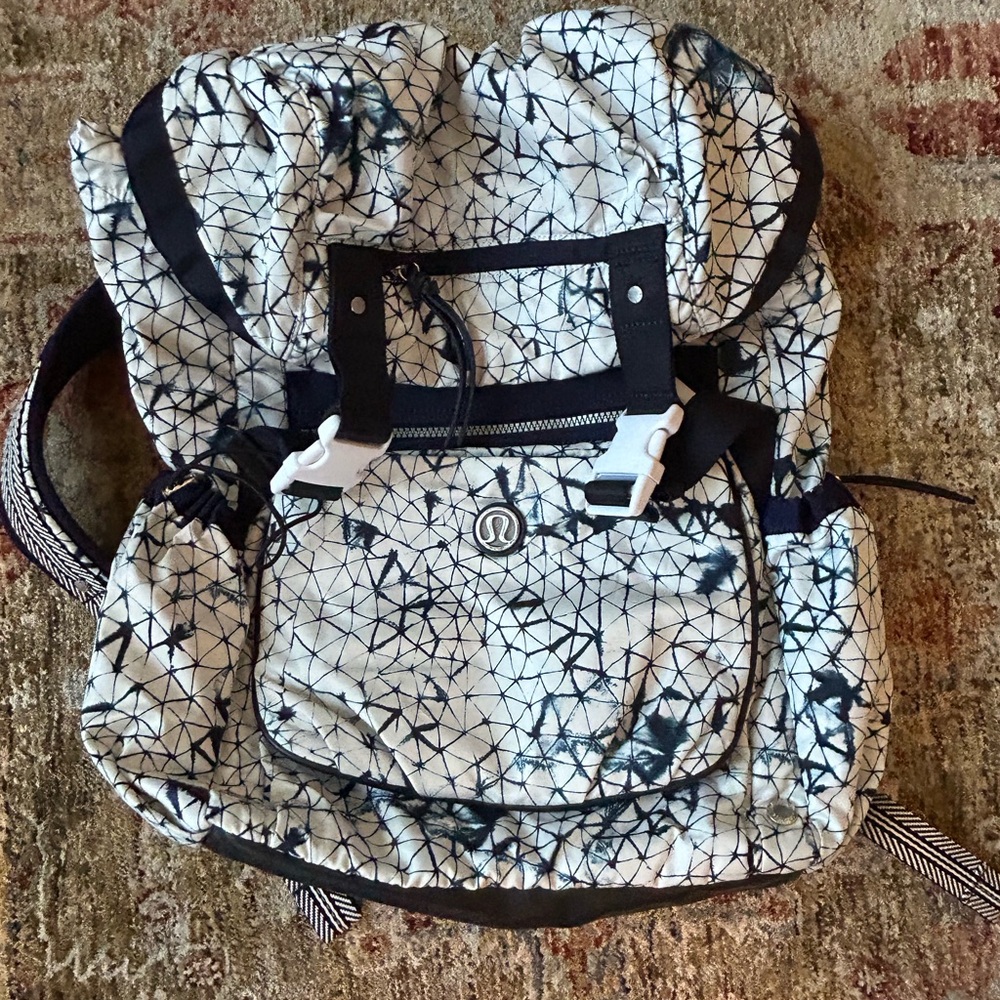 Lululemon Travelling Yogini Rucksack, RARE Star Crushed print